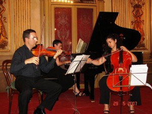 Laura De Fusco (pf.), Leonardo Micucci (vl.), Sara Gentile (vlc.) (1)